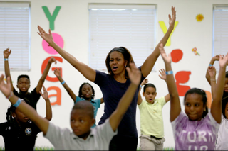 Illustration for article titled Michelle Obama and Amy Poehler Played Mini-Golf With Kids Together